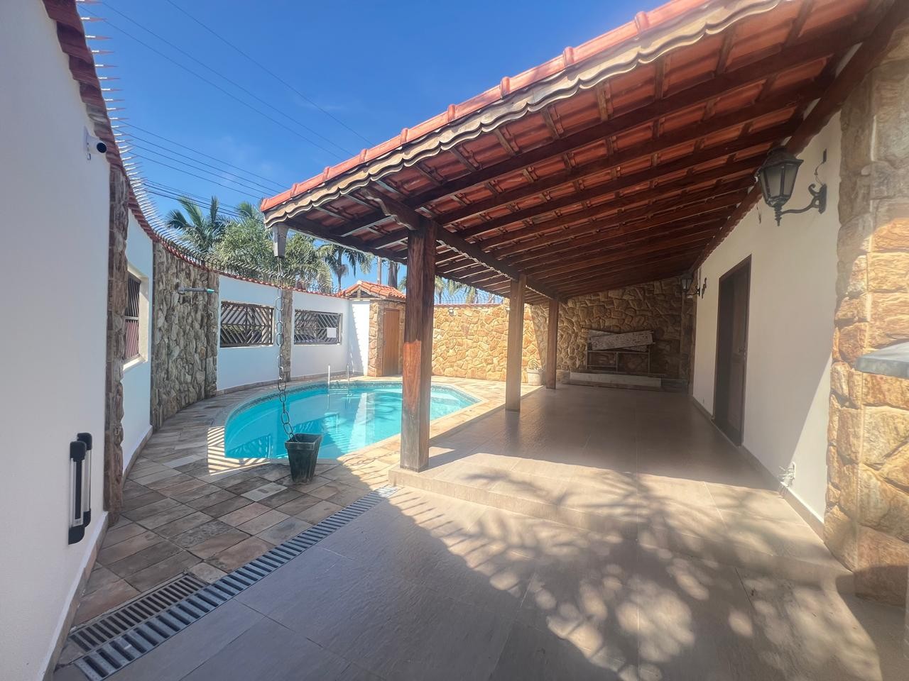 Casa 3 dormitórios para Venda em Praia Grande, Jardim Real, 3 dormitórios, 1 suíte, 1 banheiro, 4 vagas